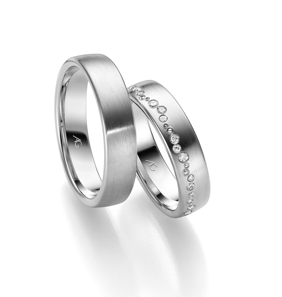 Forlovelsesringer i hvitt gull med og uten diamanter.