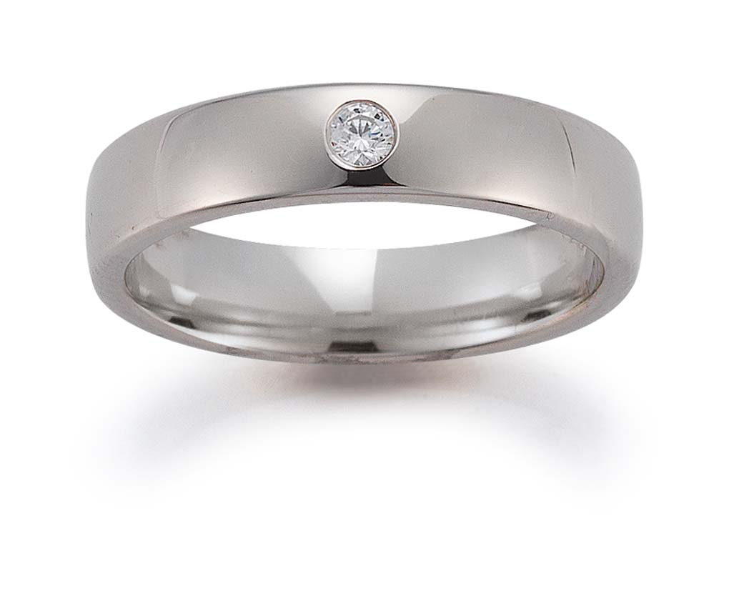 Forlovelsesring i hvitt gull med diamant.