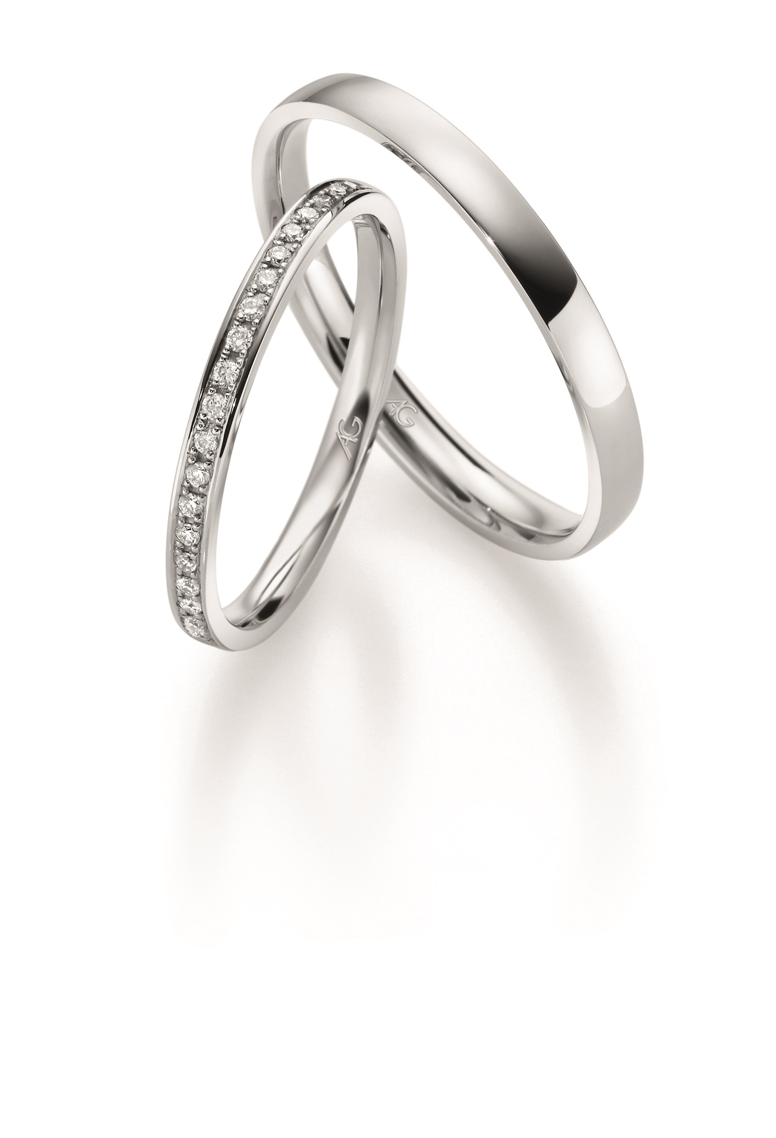 Forlovelsesringer i hvitt gull med og uten diamanter.