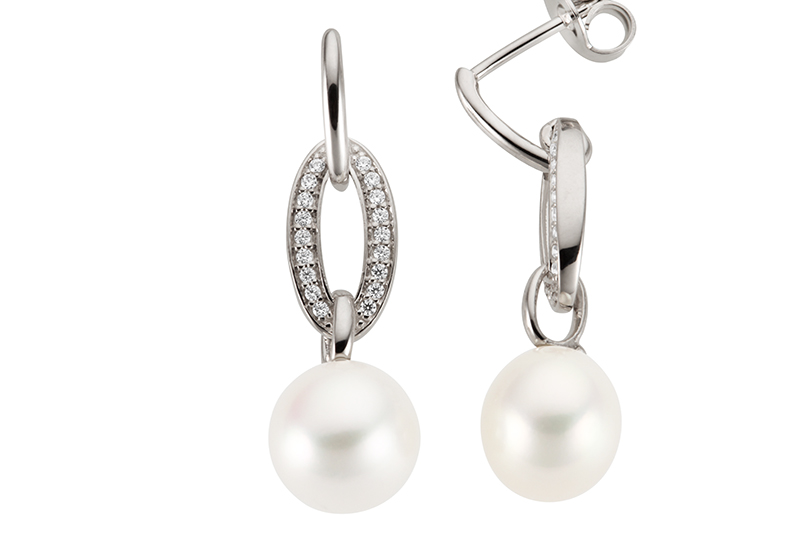 Haakonsen ørepynt i hvitt gull med perle og diamanter.