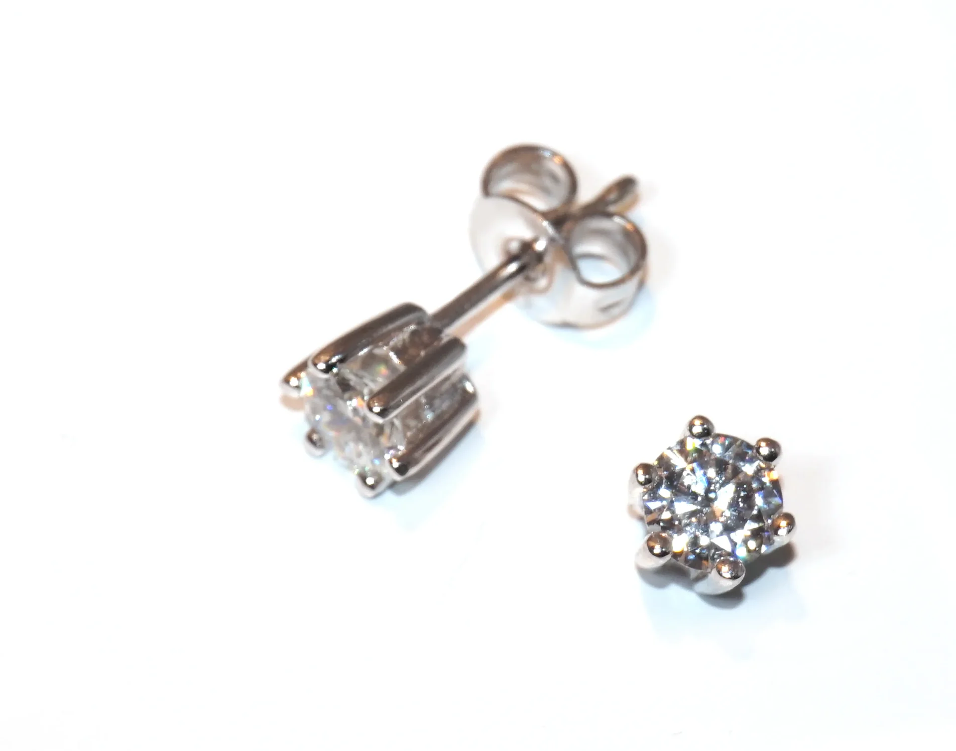 Haakonsen Ina diamant ørepynt i hvitt gull totalt 1.04 ct.