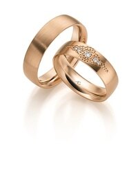 Forlovelsesringer i gull med og uten diamanter.