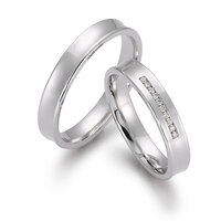 Forlovelsesringer i hvitt gull med og uten diamanter.