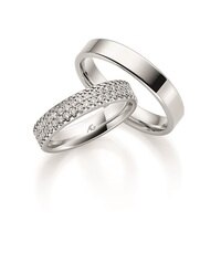 Forlovelsesringer i hvitt gull med og uten diamanter.