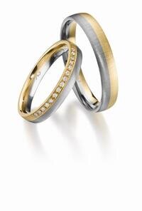 Tofarget forlovelsesring med og uten diamanter.